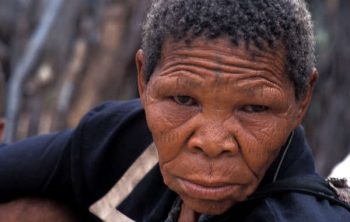 Xoroxloo Duxee è morta di disidratazione e fame nel 2005, quando il governo del Botswana mandò guardie armate per impedire al suo popolo di cacciare, raccogliere e procurarsi acqua. © Survival International