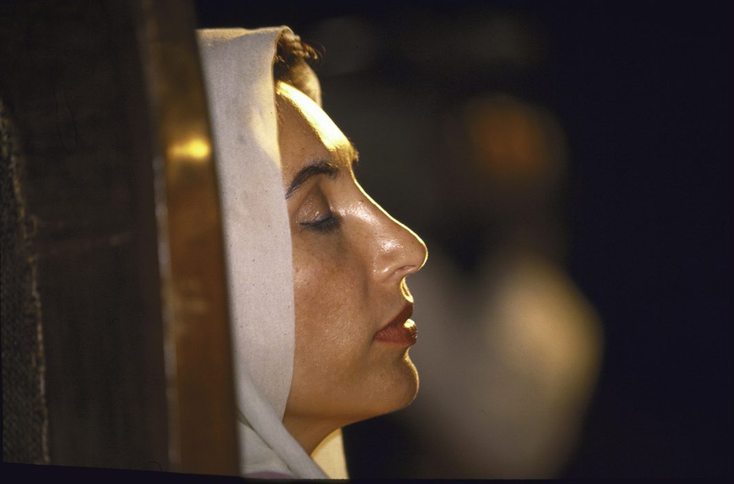 In migliaia alla cerimonia di commemorazione di Benazir Bhutto In migliaia alla cerimonia di commemorazione di Benazir Bhutto