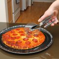 dea2_enterprise_pizza_cutter_inuse