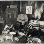 Interno di casa di un cacciatore artico 1930