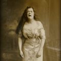 1900 donna che starnutisce