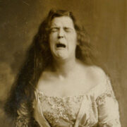 1900 donna che starnutisce h