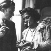 1938 Salvador Dalì e Coco Chanel mentre fumano una sigaretta