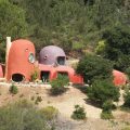 La casa dei Flintstones esiste davvero ed è in vendita 1