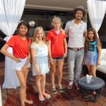 Bret Roberts e alcuni giovani attori del cast