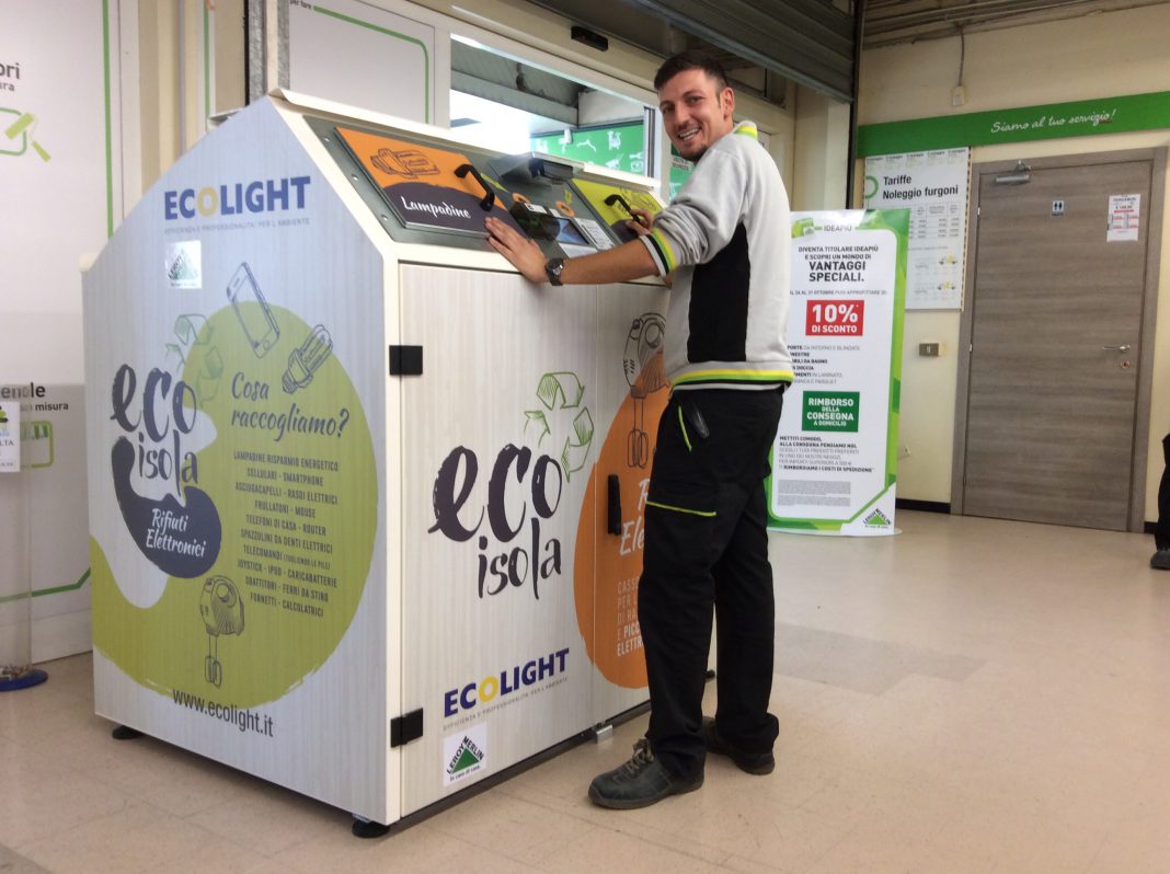 Ecolight e Leroy Merlin presentano la prima EcoIsola per la raccolta dei piccoli RAEE Ecolight e Leroy Merlin presentano la prima EcoIsola per la raccolta dei piccoli RAEE