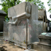 La tomba di Oscar Wilde al cimitero Pére Lachaise di Parigi