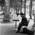 8_Robert Doisneau, Jacques Prévert au guéridon, Paris 1955