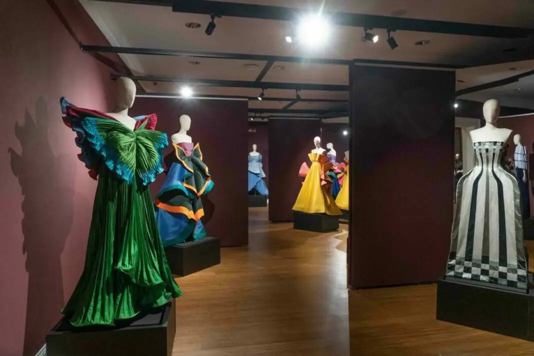 Prorogata fino al 16 aprile 2023 la mostra “ROBERTO CAPUCCI Seriche armature” Prorogata fino al 16 aprile 2023 la mostra “ROBERTO CAPUCCI Seriche armature”