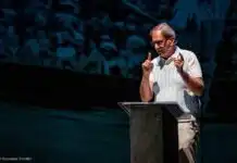 “Posso battere Kennedy a golf”: Massimo De Luca porta al Teatro degli Angeli gli intrecci tra sport e politica